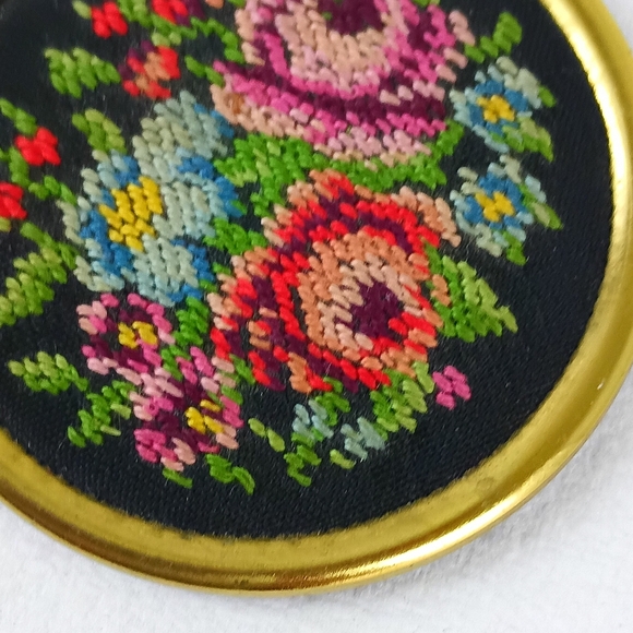 Vtg Avon Needlepoint Roses Petit Point Pendant Locket no chain floral locket. - Picture 11 of 15